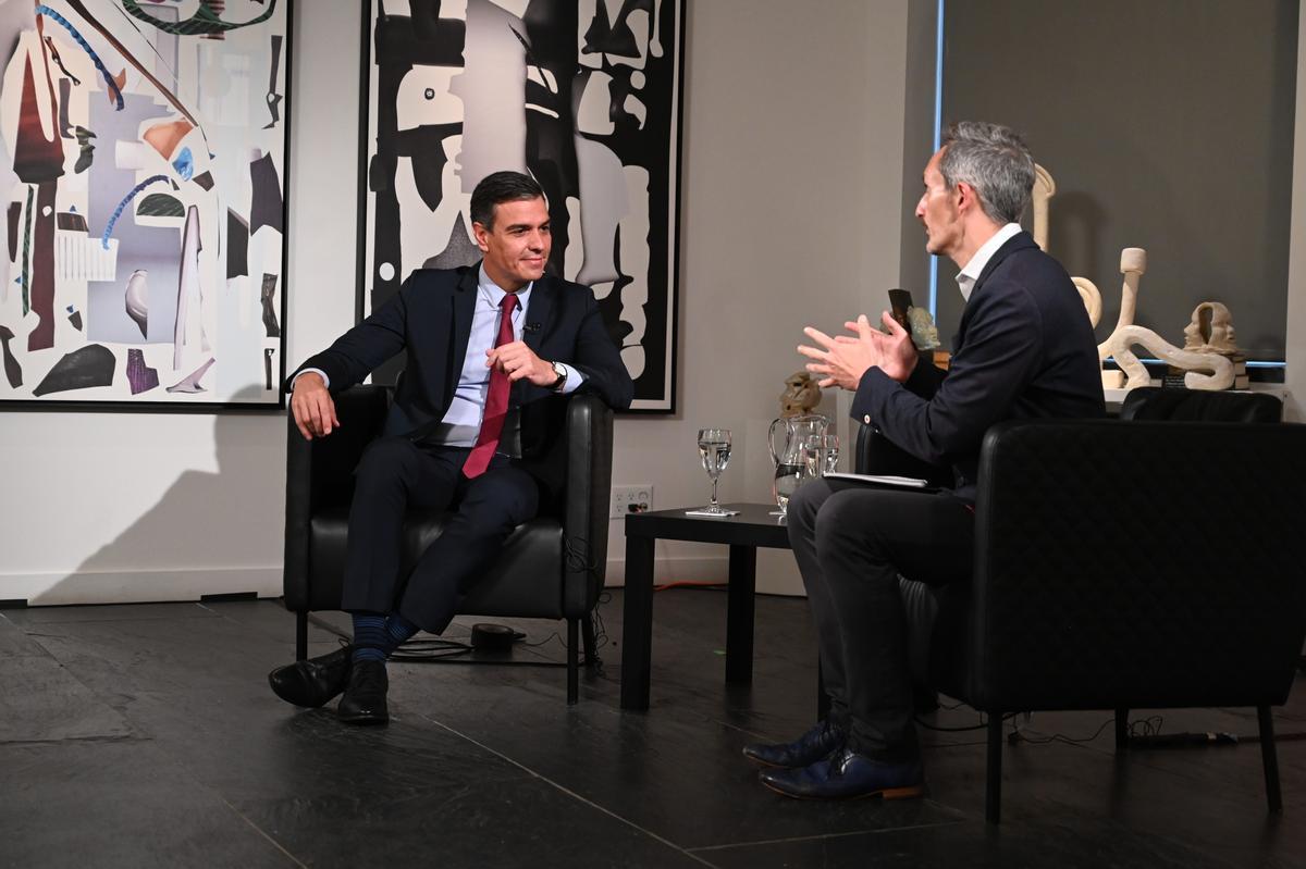 El presidente del Gobierno, Pedro Sánchez, durante su entrevista con el periodista de Reuters John Foley, este 21 de julio en la sede del Instituto Cervantes en Nueva York. 