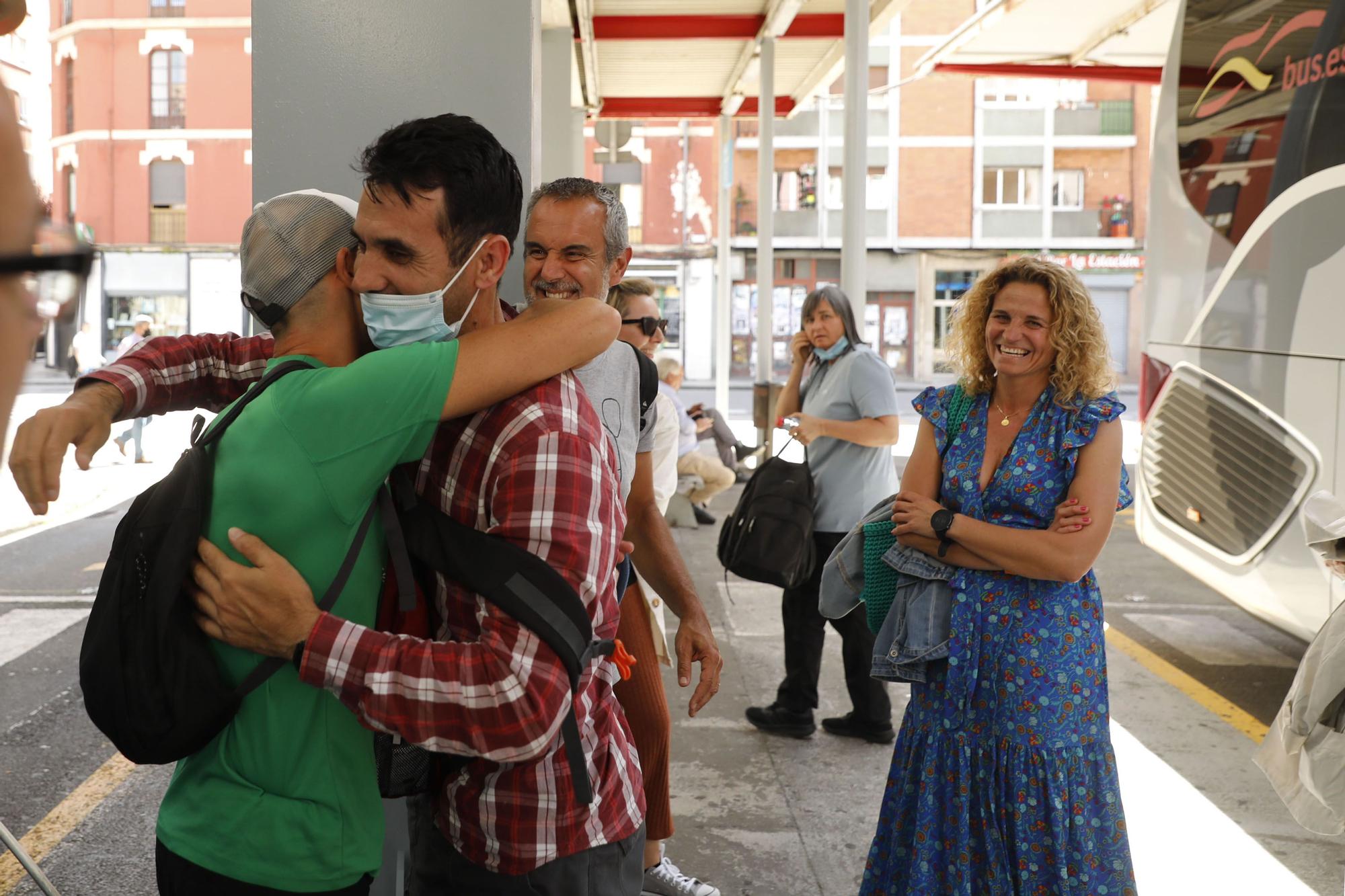 En imágenes: El expolicía afgano Tahir se reencuentra con su familia, que ve por primera vez el mar en Gijón