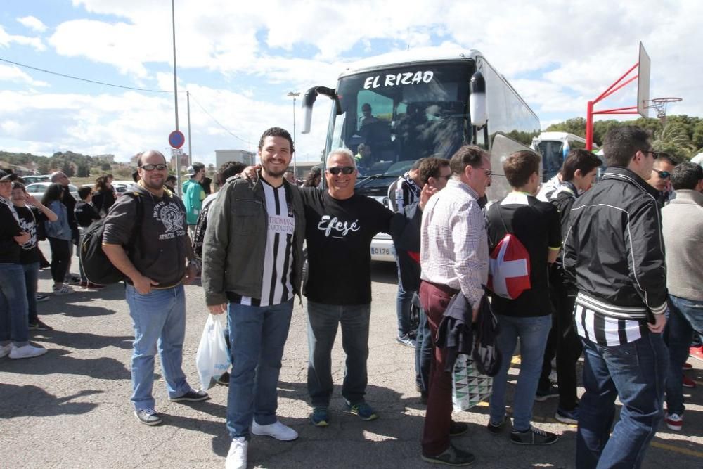 Salida de los jugadores y las peñas del FC Cartagena hacia Murcia para el derbi