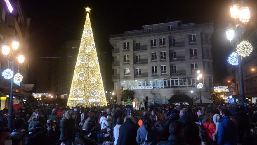 Los Concellos mantendrán el alumbrado navideño aunque recortarán las horas de encendido