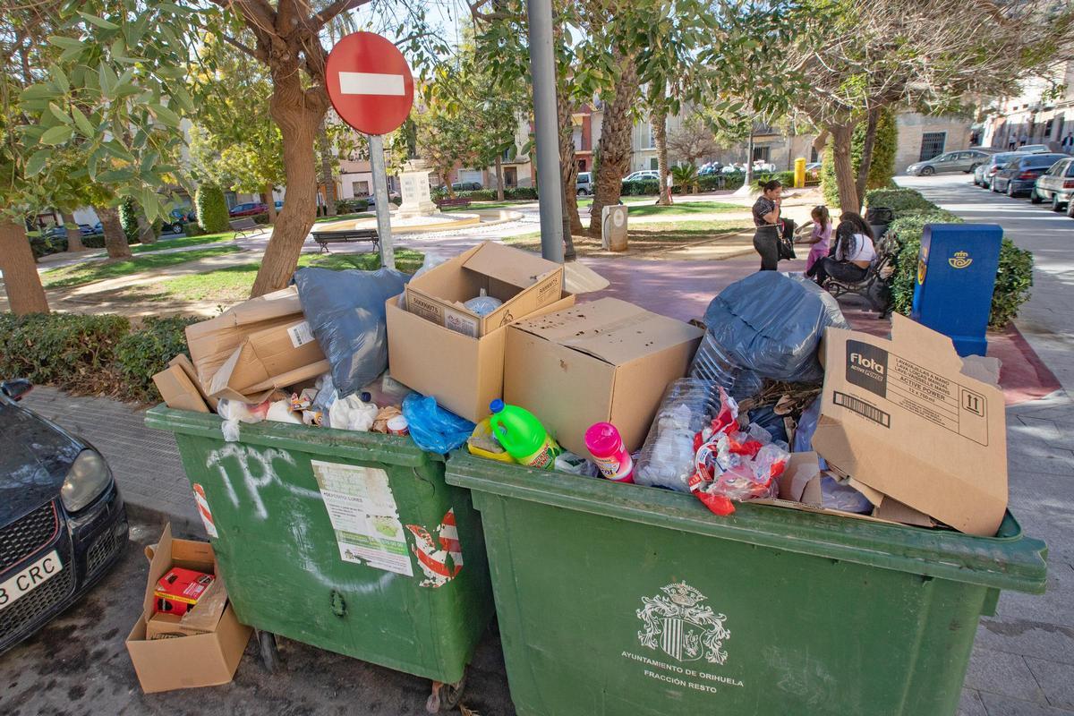 Contenedores abarrotados de basura tras la suspensión del servicio de recogida en Orihuela