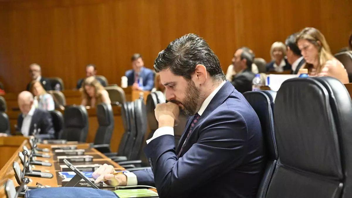 Alejandro Nolasco, vicepresidente del Gobierno de Aragón, en su escaño de las Cortes.