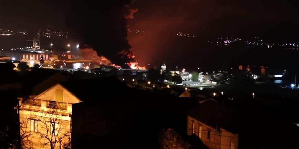 Gran incendio en un astillero de Marín