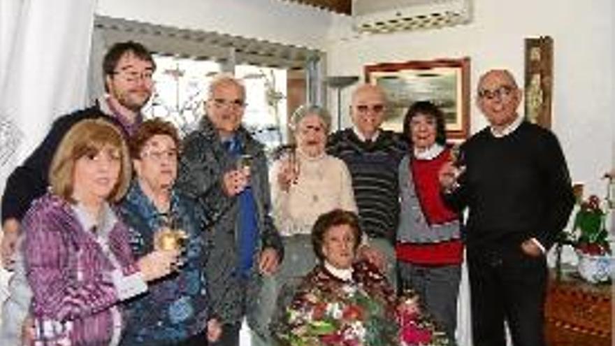 Josefa Masdevall, amb el regidor Berloso i tota la seva família.