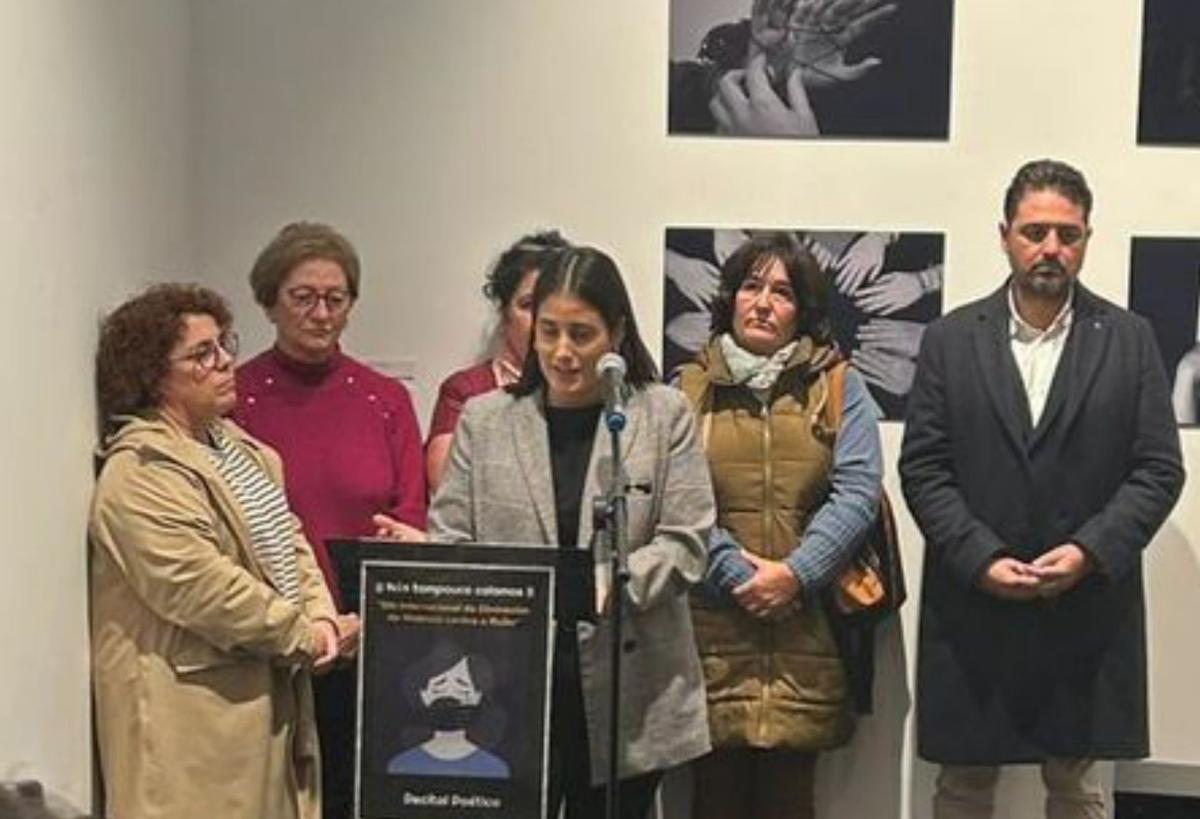 La edil María López en la lectura del manifiesto de O Grove.