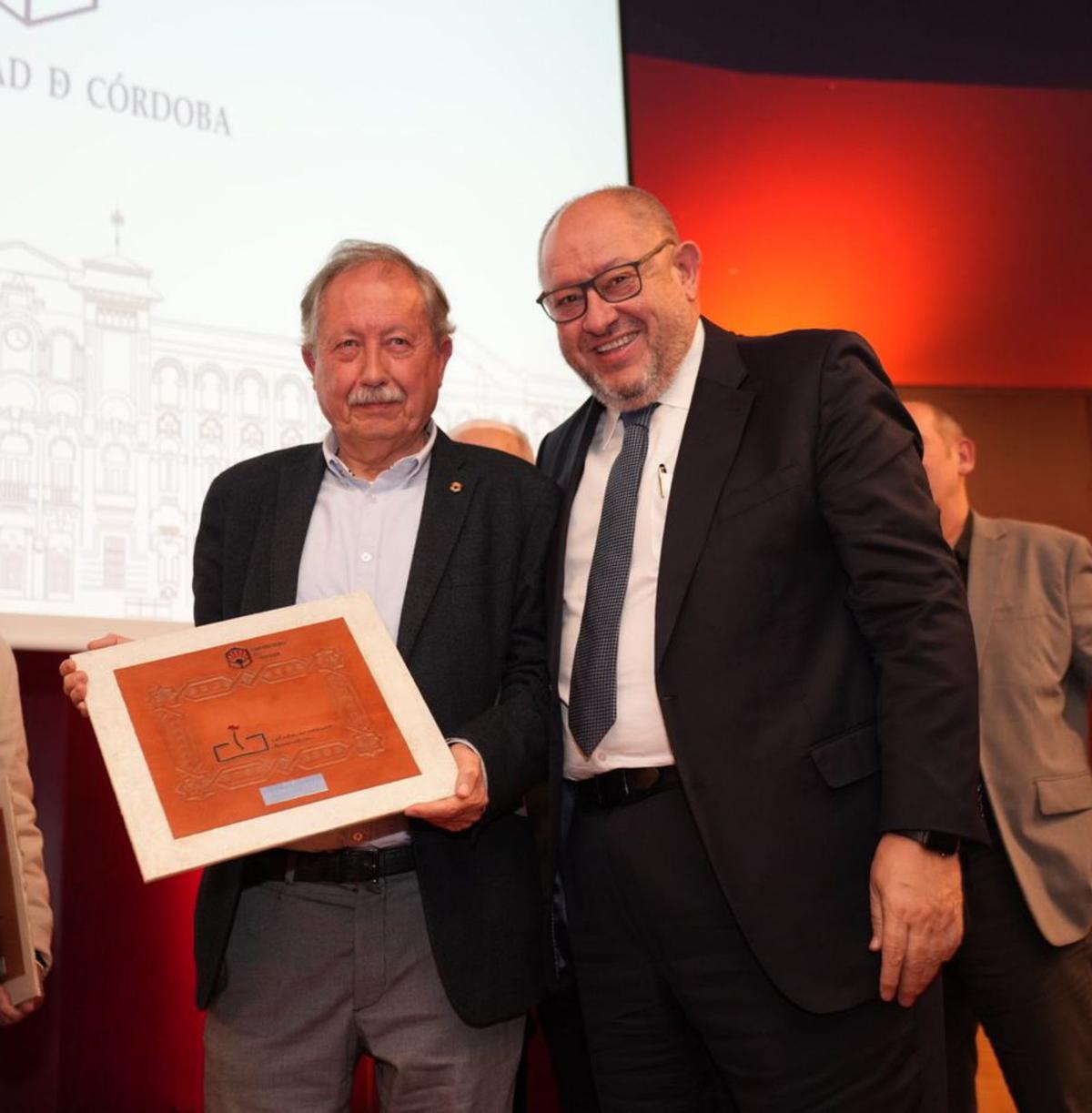 Antonio Barragán y el rector, en la entrega del reconocimiento. | CHENCHO MARTÍNEZ