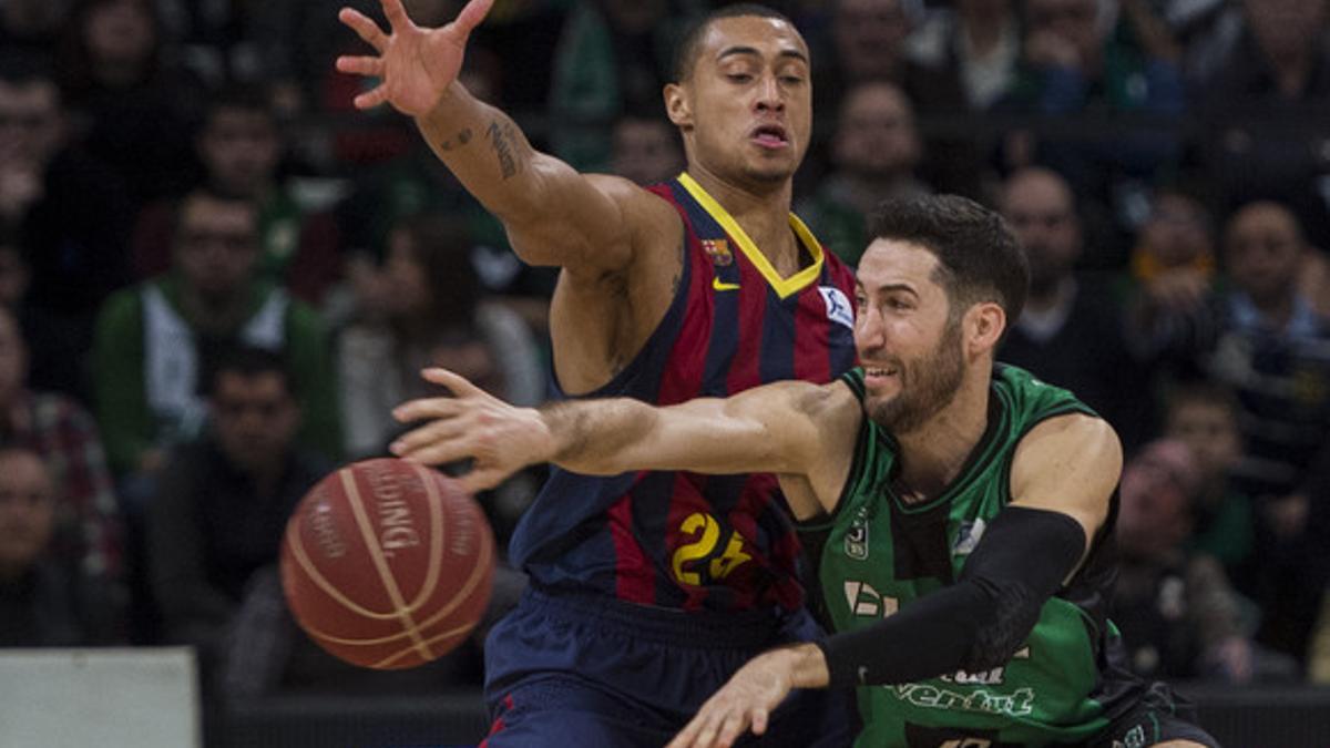 Jackson presiona a Vidal durante el partido el Joventut y el Barça en el Olimpico de Badalona, este domingo.