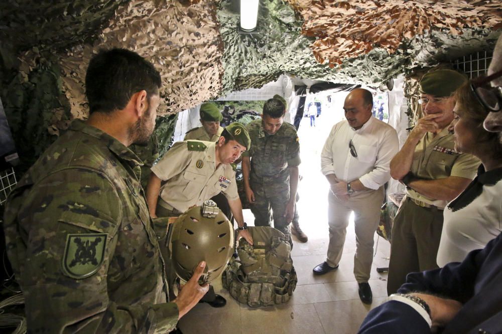 Exposición de vehículos y material militar en Orih