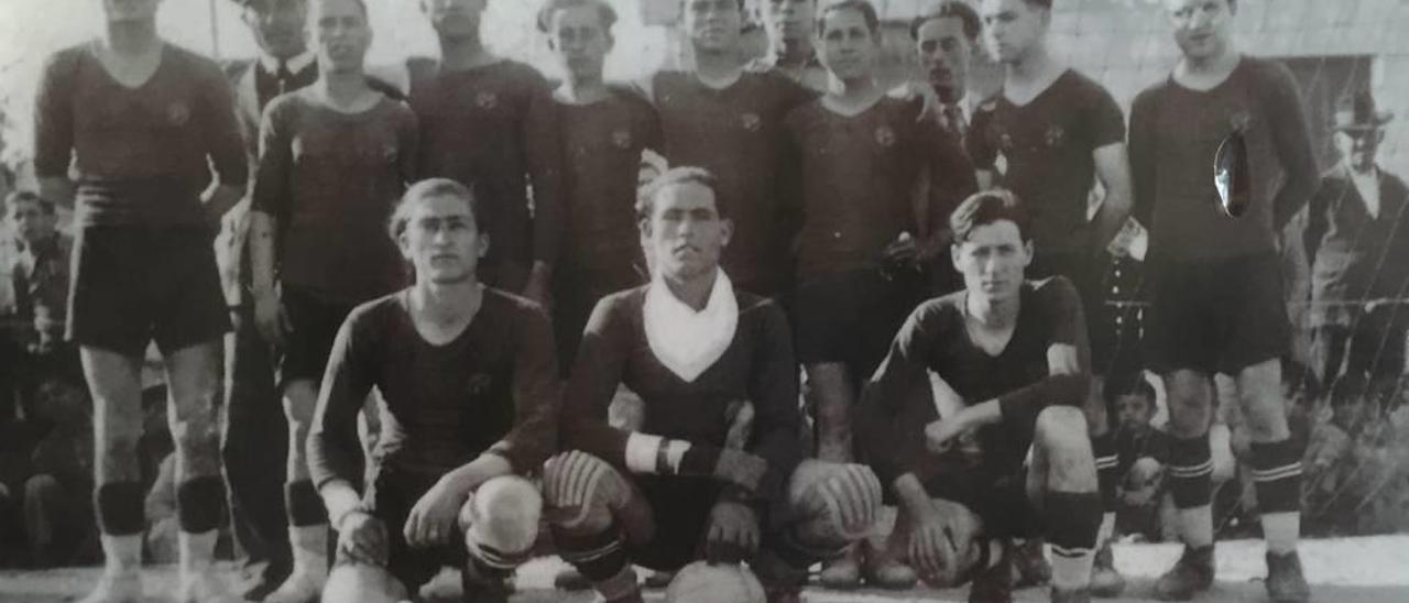 Alineación del Poblense en un partido de mayo de 1939. De pie: Jeroni Bennàssar &#039;Simó&#039;, Pere Antoni Gost &#039;Forner&#039;, Gost &#039;Ros&#039;, Guillem Crespí &#039;Pessi&#039;, Joan Arrom, Joan Cañellas &#039;Marruntx&#039;, Guiem Batlet, Martí Crespí &#039;Varet&#039;, Joaquín Senent, Xisco Soler &#039;de s&#039;estany&#039; y Tòfol Seguí &#039;escolà&#039;. Agachados: Toni Torrandell &#039;Pollensí&#039;, Miquel Reus &#039;Parrús&#039; y un futbolista sin identificar.