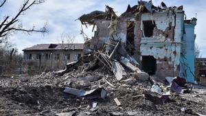 Edificio destruido tras un bombardeo ruso en Ucrania