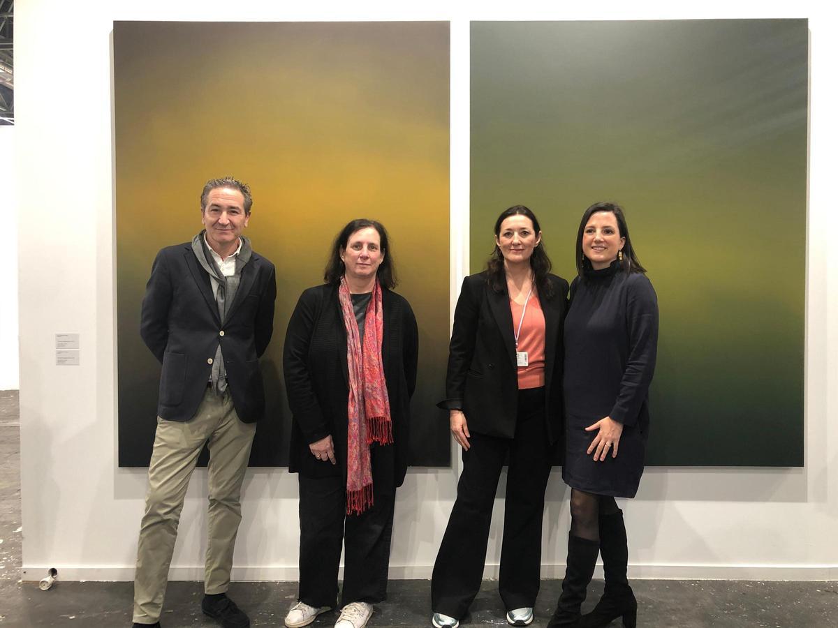 Nicolás Bugeda, Pilar Tébar, Olga Adelantado y María Ayuso, en la galería Luis Adelantado con la obra del alicantino José Luis Cremades