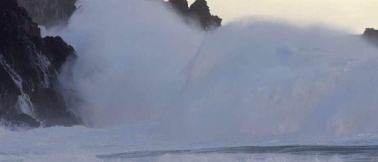 Curiosos fotografían el oleaje en Valdoviño, días después de que el mar arrastrase a una familia. // Efe