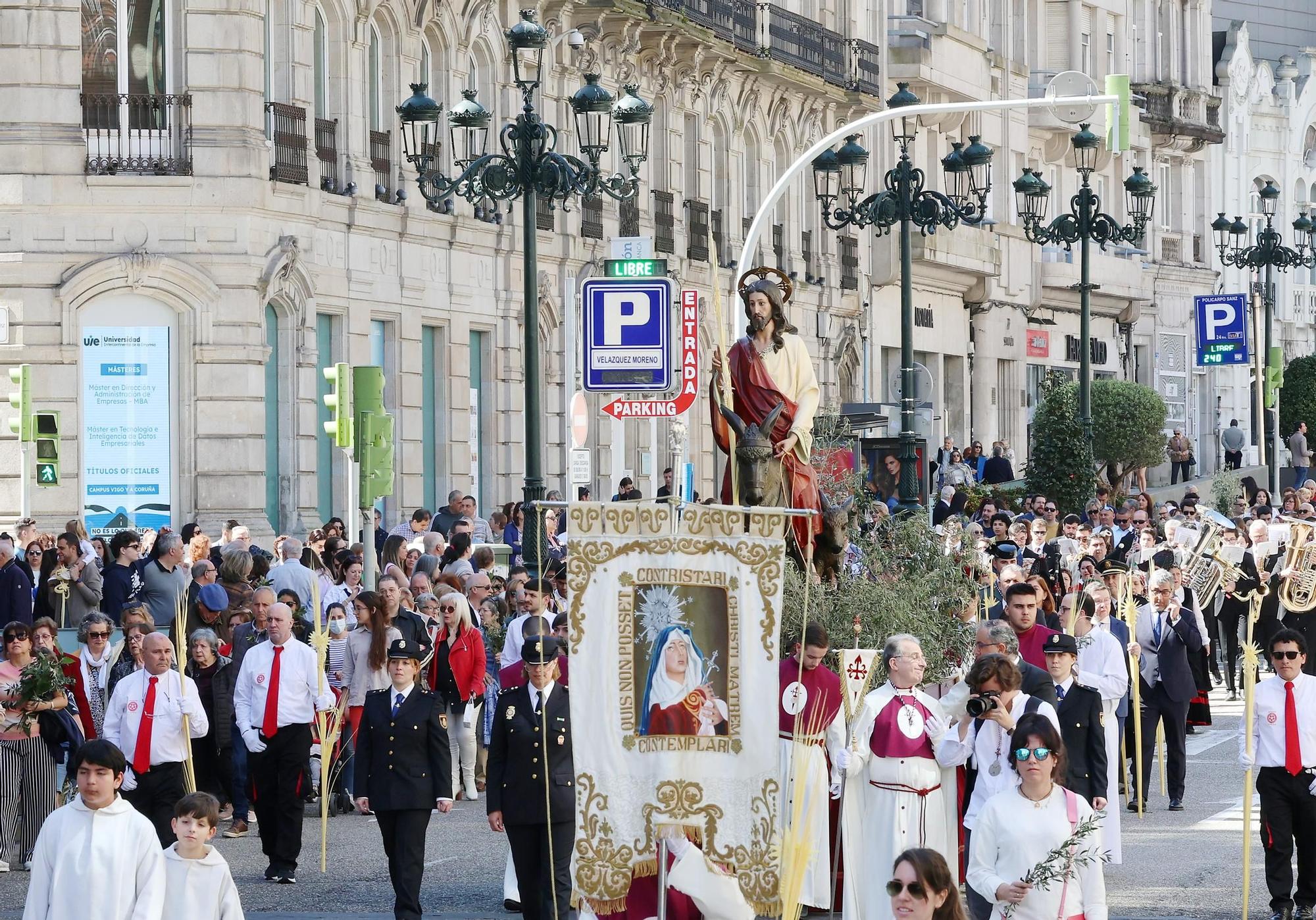 Cientos de fieles acompañan a la 'Borriquita' y bendicen sus ramos en Vigo