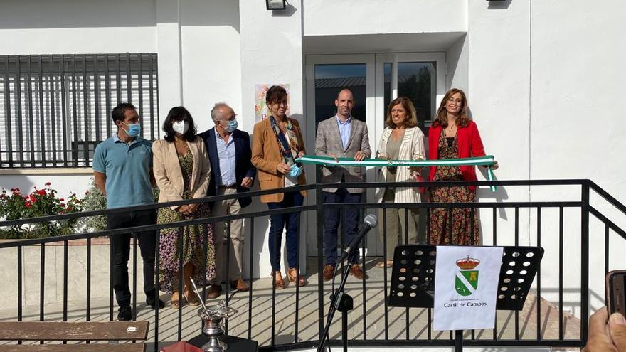 Las autoridades en el ambulatorio de Castil de Campos.