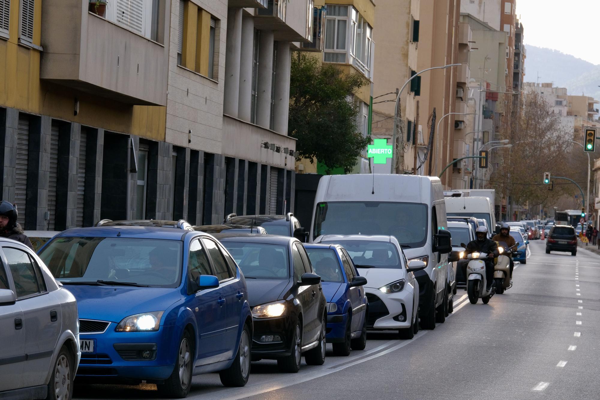 Monumental atasco en la calle Manacor de Palma por las obras de asfaltado