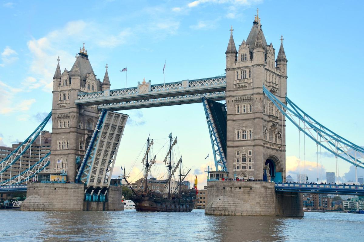 El Galeón Andalucía cruzando el Tower Bridge.