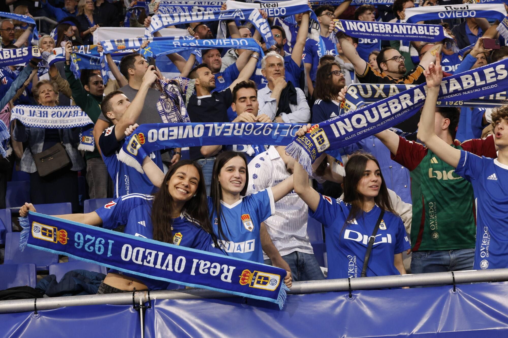 EN IMÁGENES: Ambientazo en la vuelta del play off entre Oviedo y Almería en el Carlos Tartiere