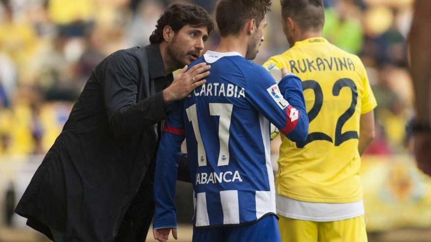 Víctor Sánchez da instrucciones a Cartabia durante el partido de ayer.