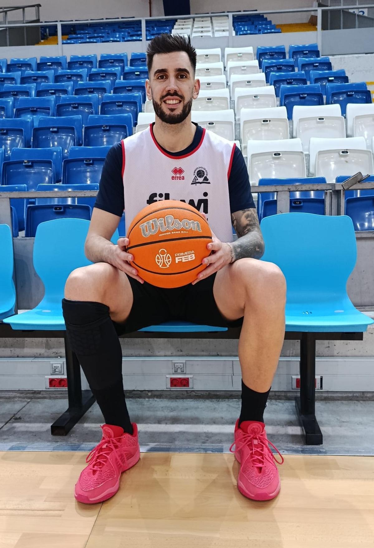 Jon Ander Aramburu en los banquillos de Son Moix.