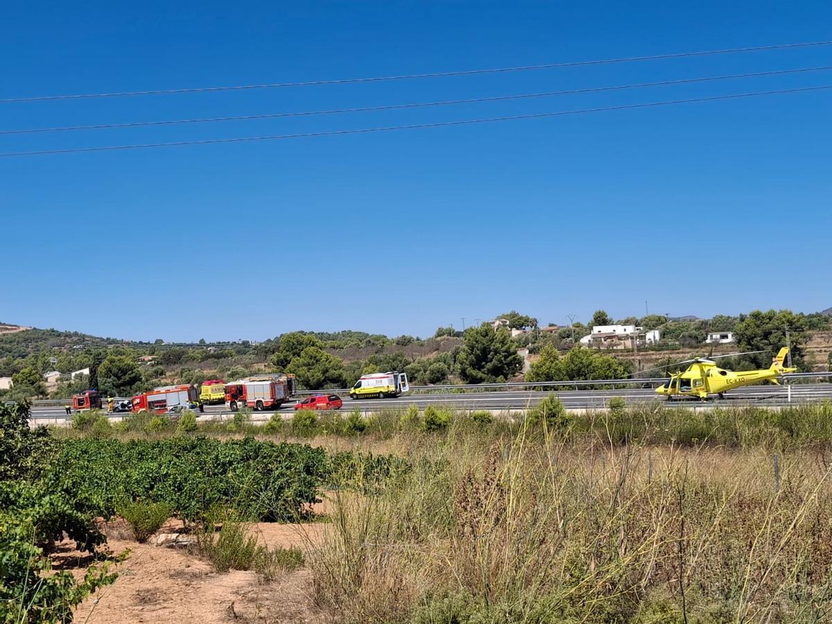 En el lugar de los hechos se encuentra una ambulancia del SAMU, otra de SVB, así como el helicóptero medicalizado de Sanitat.