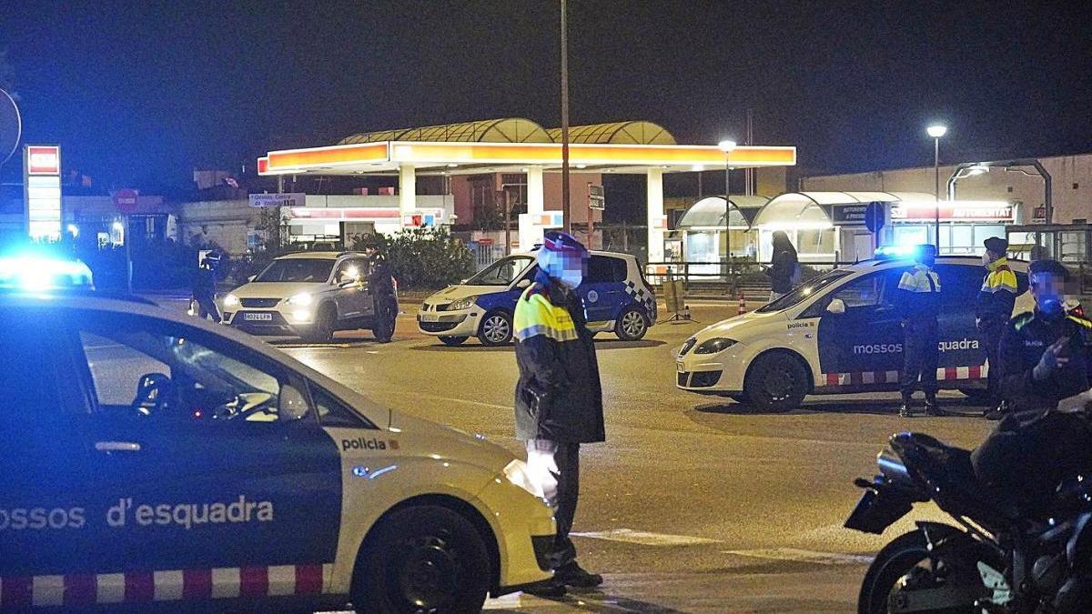 Un control dels Mossos i la Policia Local de Sarrià durant els mesos de pandèmia.