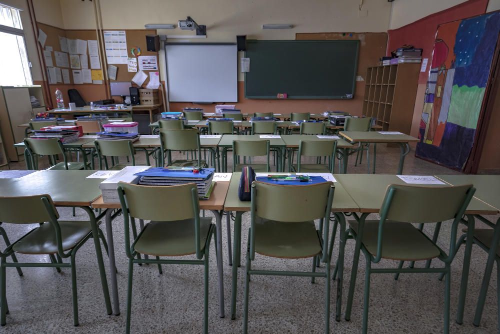 El colegio Anselm Turmeda entrega material escolar y alimentos a las familias de sus alumnos