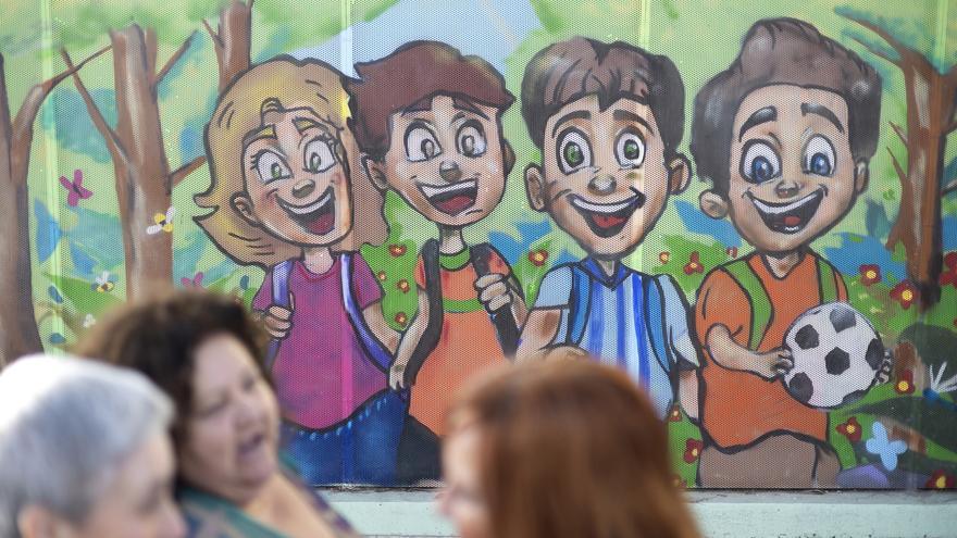 Tres nuevos murales decoran fachadas en Campanillas y en el cementerio de San Miguel