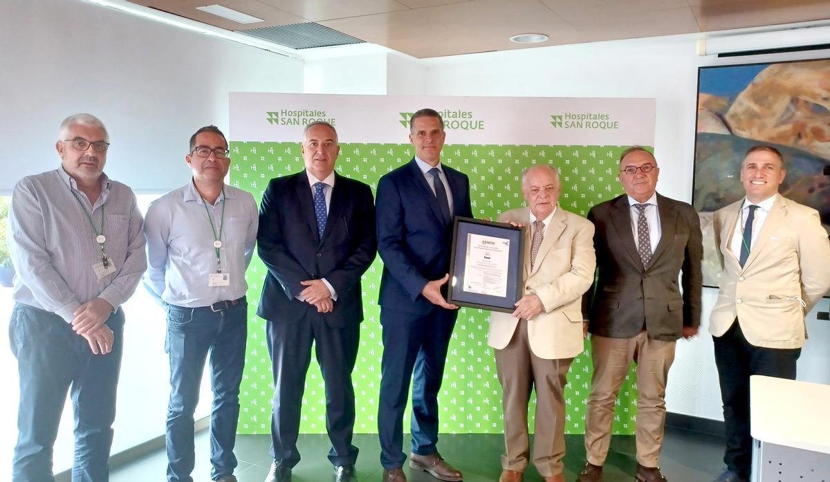 e izquierda a derecha: Rafael de La Vega y José Manuel Gonzalo del Departamento de Informática; Sebastián Sansó, Director Corporativo de Desarrollo; Javier Lantigua, Director de Aenor en Canarias; Mario Rodríguez, Presidente de HUSR; José Manuel Baltar, Director General Corporativo; y Fabio Colamarino, Responsable de SGI.