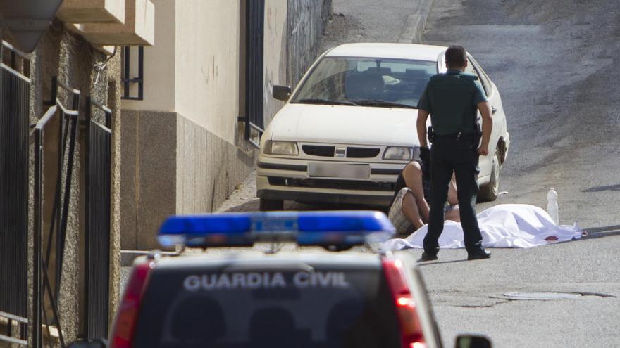 El cuerpo de la víctima ha quedado tendido en el suelo a la espera de la llegada del forense