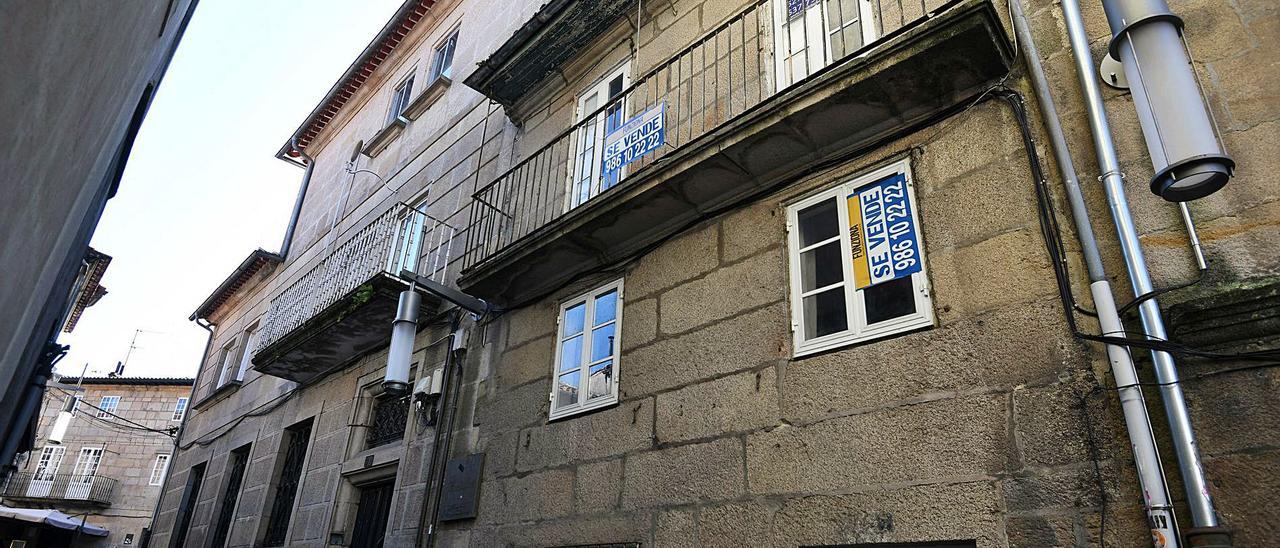 Viviendas en venta en la Rúa da Palma en el casco histórico de Pontevedra. // GUSTAVO SANTOS