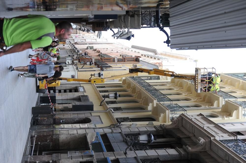 Comienza la instalación de toldos en Platería y Trapería