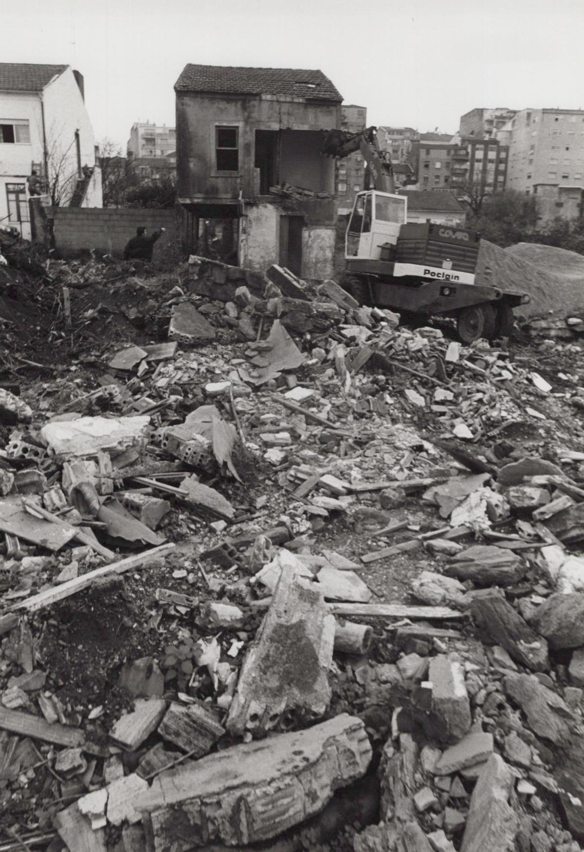 Inicio de las obras de derribo de las viviendas de la calle Jenaro de la Fuente para iniciar su urbanización, en febrero de 1990 Inicio de las obras de derribo de las viviendas de la calle Jenaro de la Fuente para iniciar su urbanización, en febrero de 1990