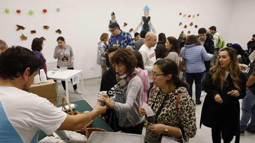 Poago y Nuevo Roces celebran sus magüestos con música, concursos de postres caseros, sidra dulce y castañas