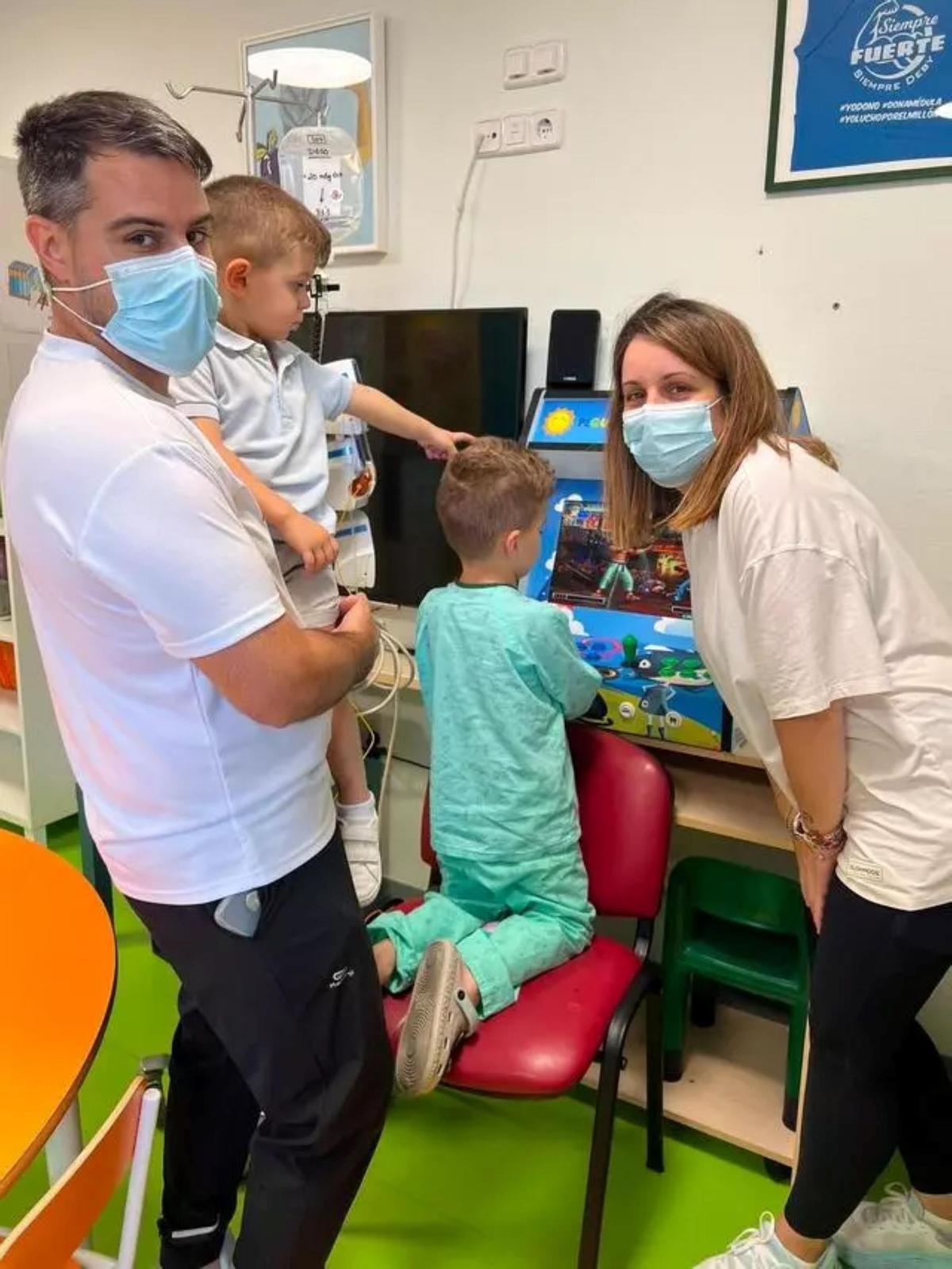 Diego, acompañado por su familia, durante uno de sus ingresos en el Hospital Materno Infantil de Badajoz.