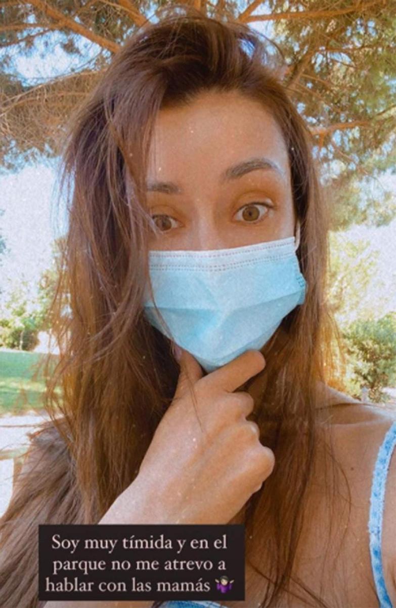Adara Molinero diciendo que es tímida y por eso no habla con madres en el parque