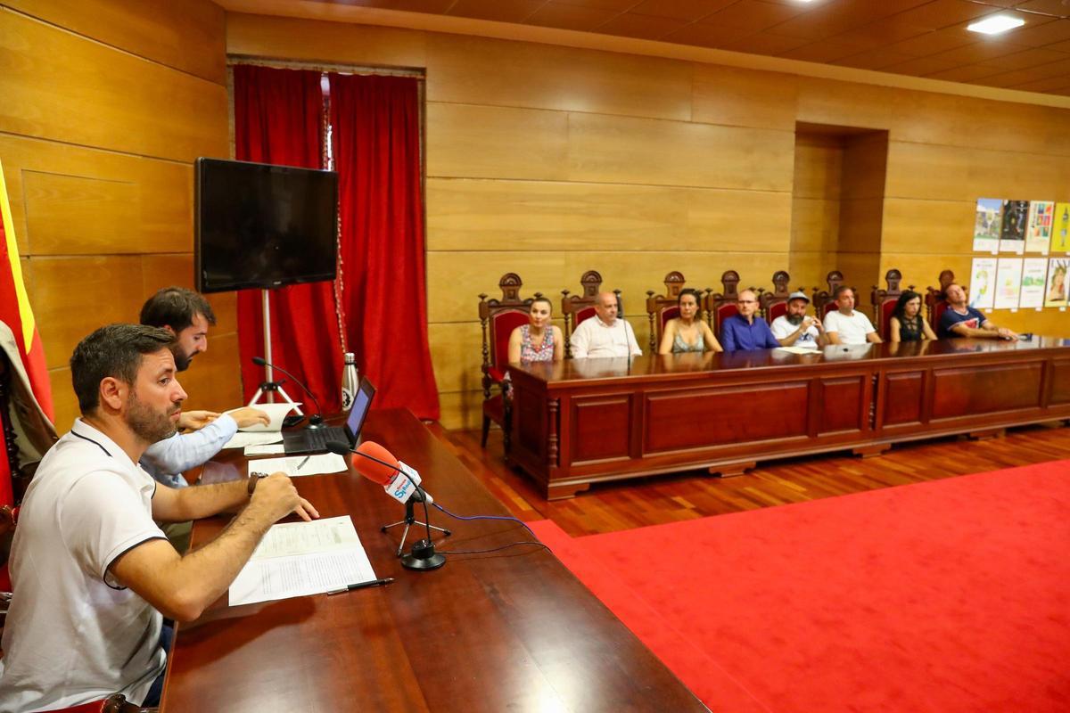 El alcalde de Cambados y el PP en un pleno.