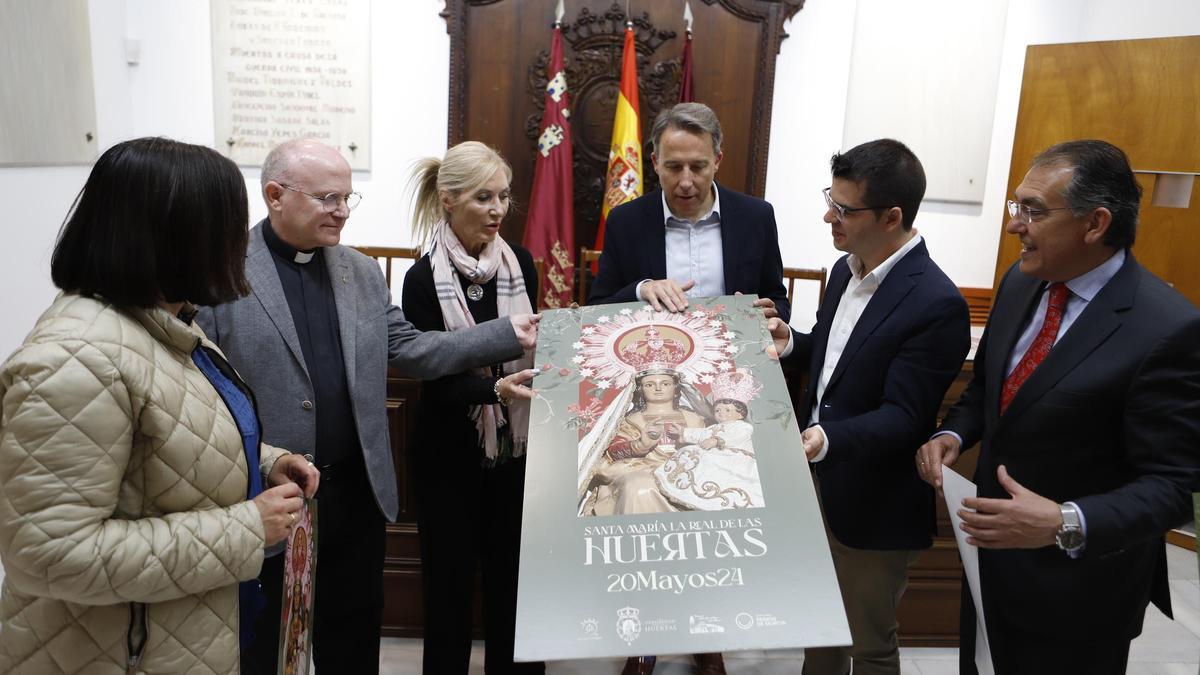 Los presentes comentan el cartel del 'mayo lorquino', realizado por el diseñador Francisco Javier Martínez.