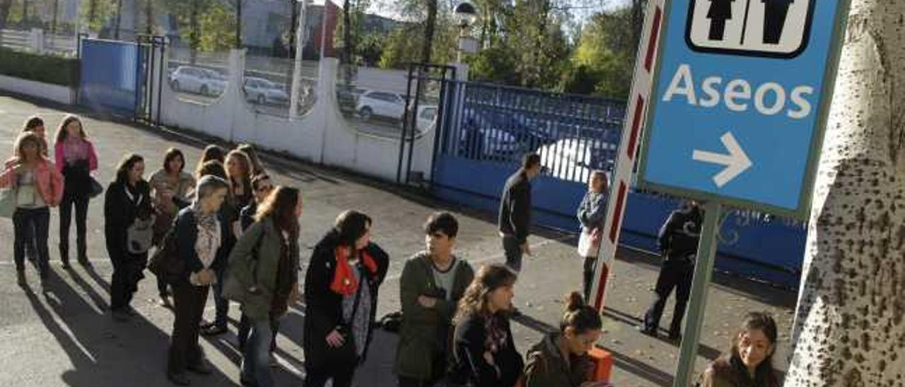 Colas en la entrada de uno de los aseos del recinto ferial dos horas antes del inicio de la prueba. A la izquierda, aspecto que presentaba la entrada a la Feria a primera hora de la mañana., juan plaza