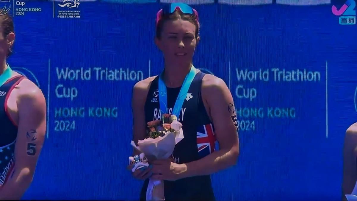 La británica Sian Rainsley ganadora de la medalla de oro en el Mundial de Triatlón en Hong Kong