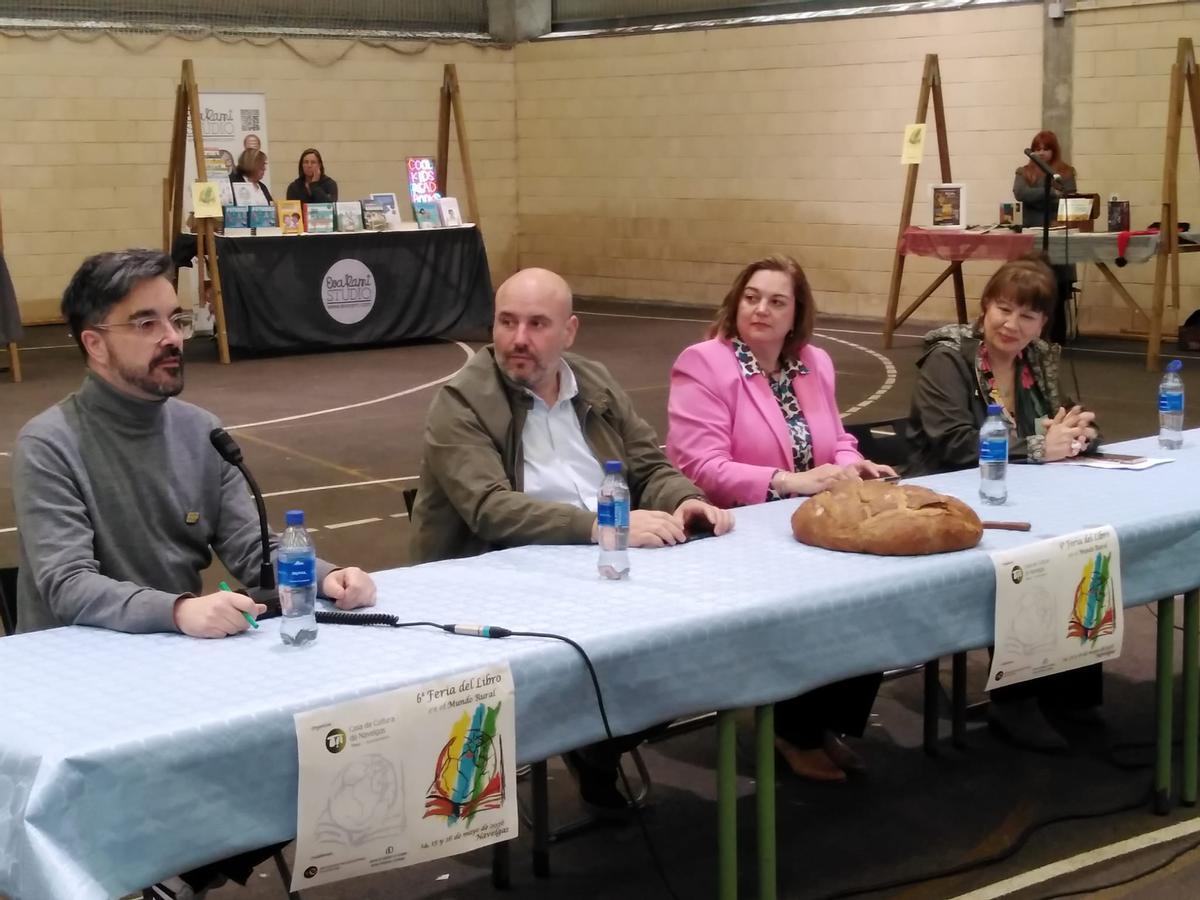 En imágenes: La Feria del Libro llena Navelgas en su sexta edición