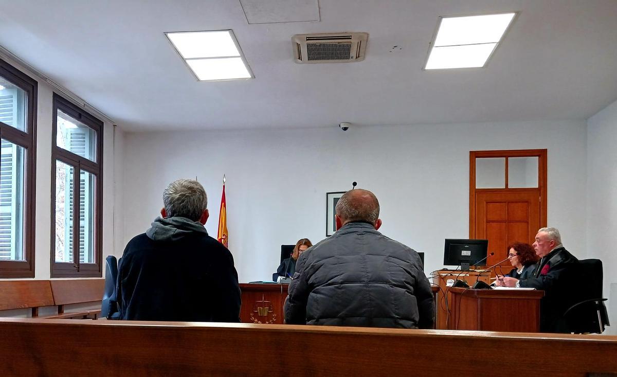 El acusado de apropiación indebida que ha sido absuelto (izquierda), junto al intérprete, el día del juicio en Palma.
