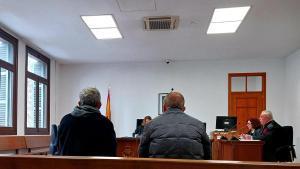El acusado de apropiación indebida que ha sido absuelto (izquierda), junto al intérprete, el día del juicio en Palma.