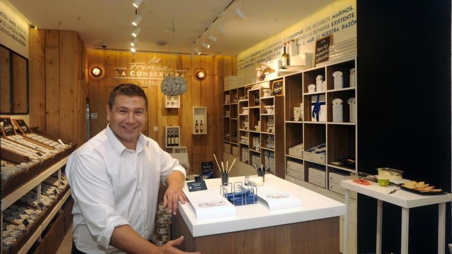 José Manuel García Torralba posa ante la mesa para degustaciones en la tienda Frinsa La Conservera Market, en el centro de Murcia.