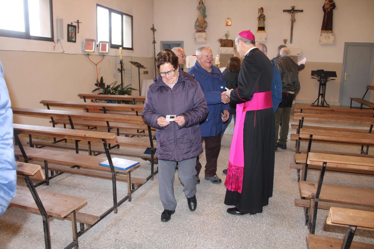 GALERÍA | El obispo visita Villanueva de la Sierra y As Hedradas