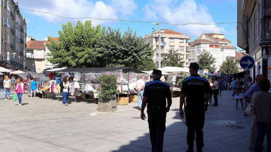 Dos policías de servicio en el centro de Ponteareas. // A. Hernández