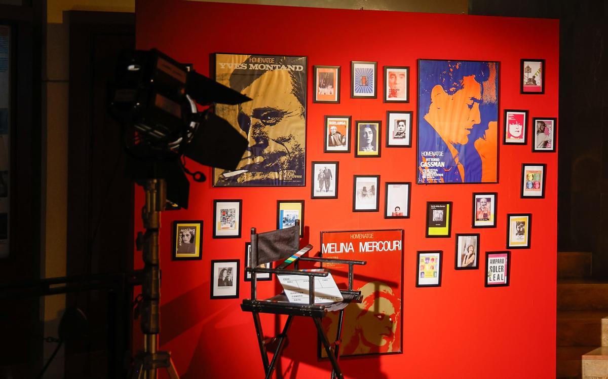 Carteles de películas y actividades de La Mostra.