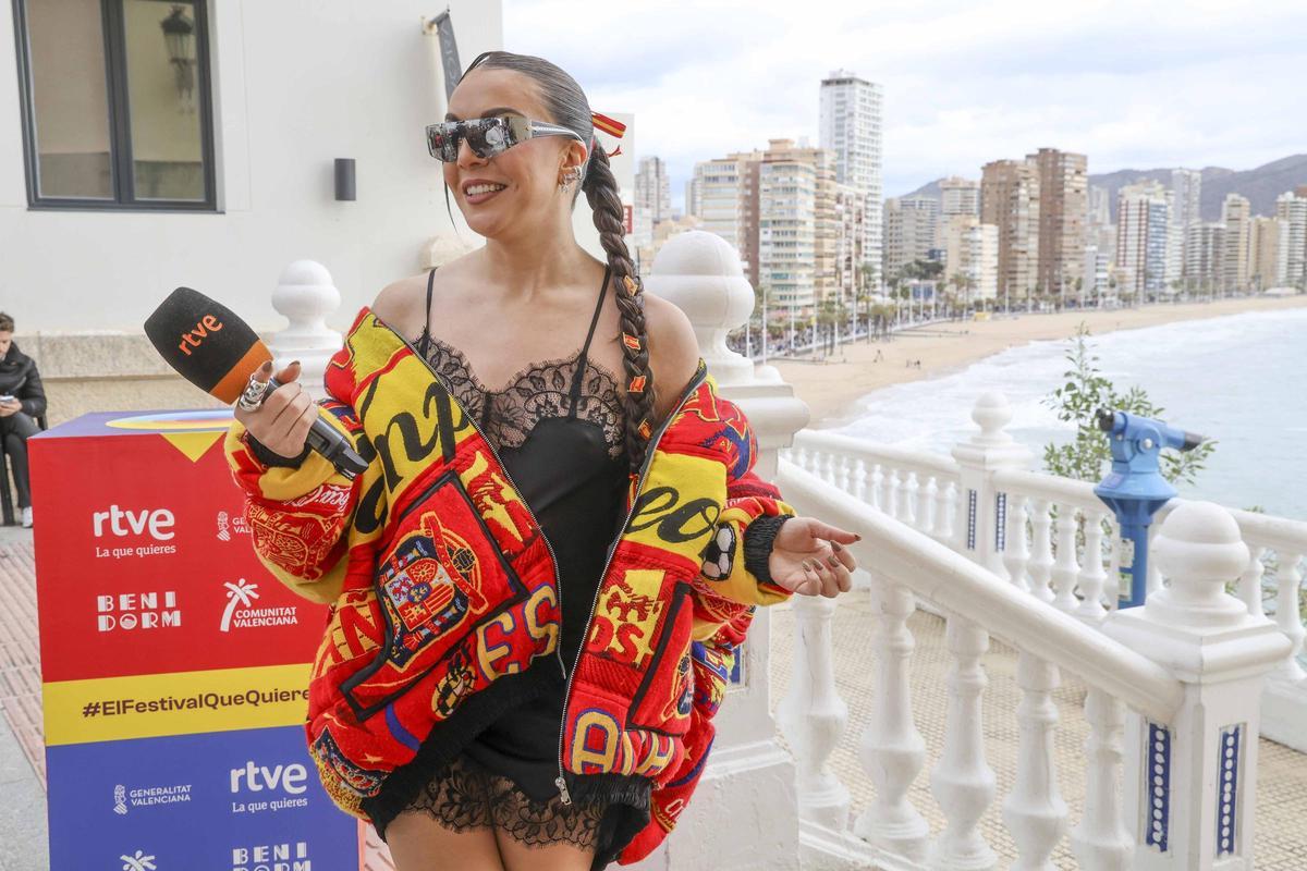 Las presentadoras del Benidorm Fest 2025 montan el show en la segunda rueda de prensa