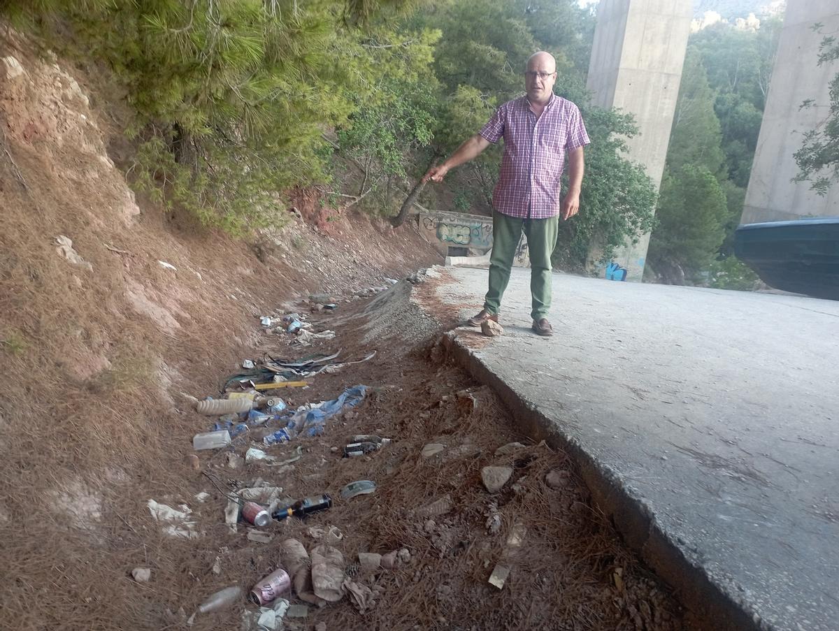 La parte hormigonada de la calle tiene un canal para aguas pluviales muy pronunciado, con peligro para los coches y lleno de basura.