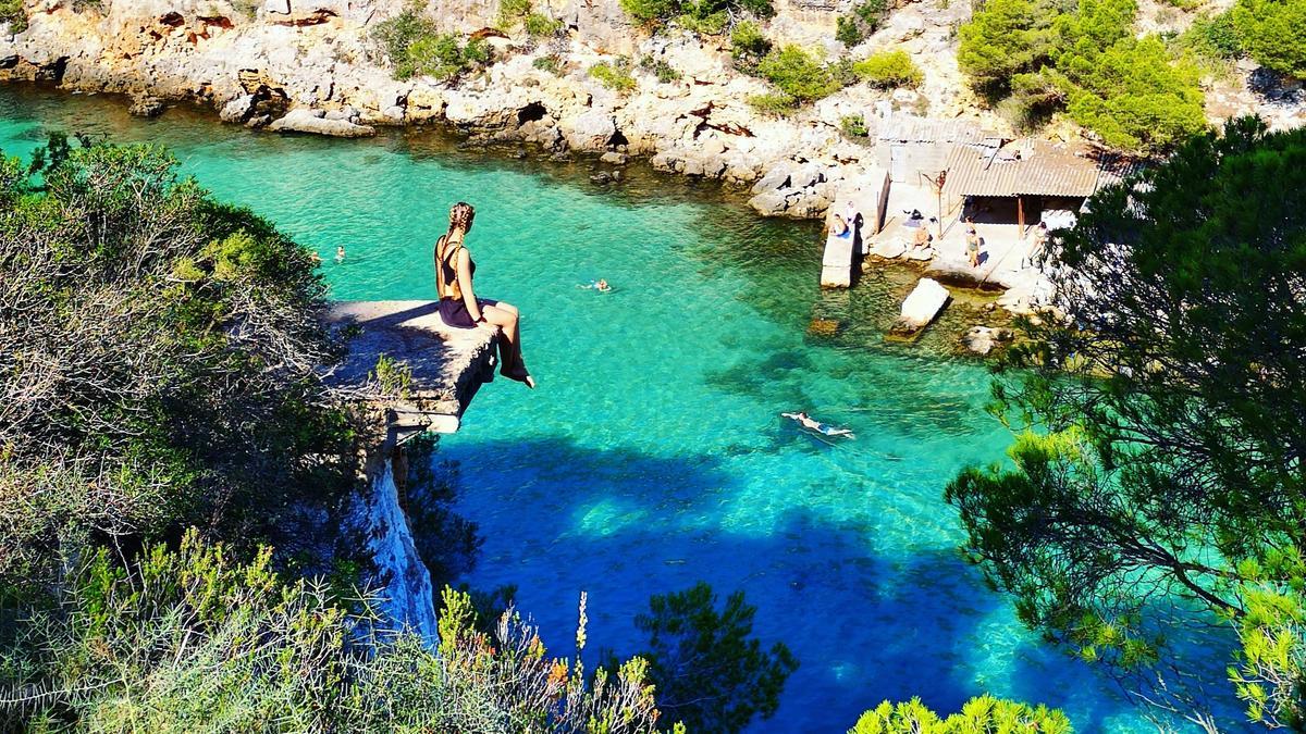 Eine Frau auf der Instagram-Aussichtsplattform in der Bucht von Cala Pi.