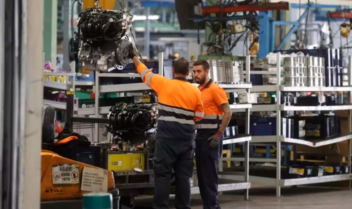 Imagen de archivo de dos trabajadores de una industria.